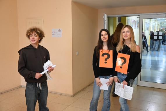 Schülerinnen und Schüler beantworten Fragen