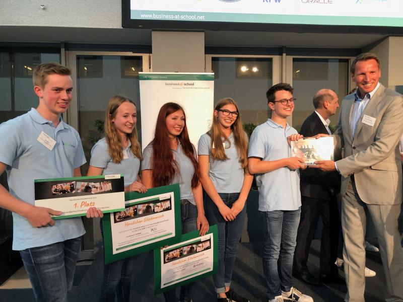 Das Siegerteam bei der Preisverleihung - Tim Stauf, Rebekka Ballering, Helene Balles, Joanna Baumann, Julius Langenbach und Dr. Andreas Dinger von BCG (v.l.n.r.)