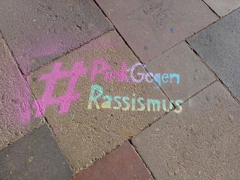 Pink gegen Rassismus