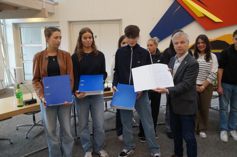 Petitionsübergabe (Copyright: Thomas Scheben)